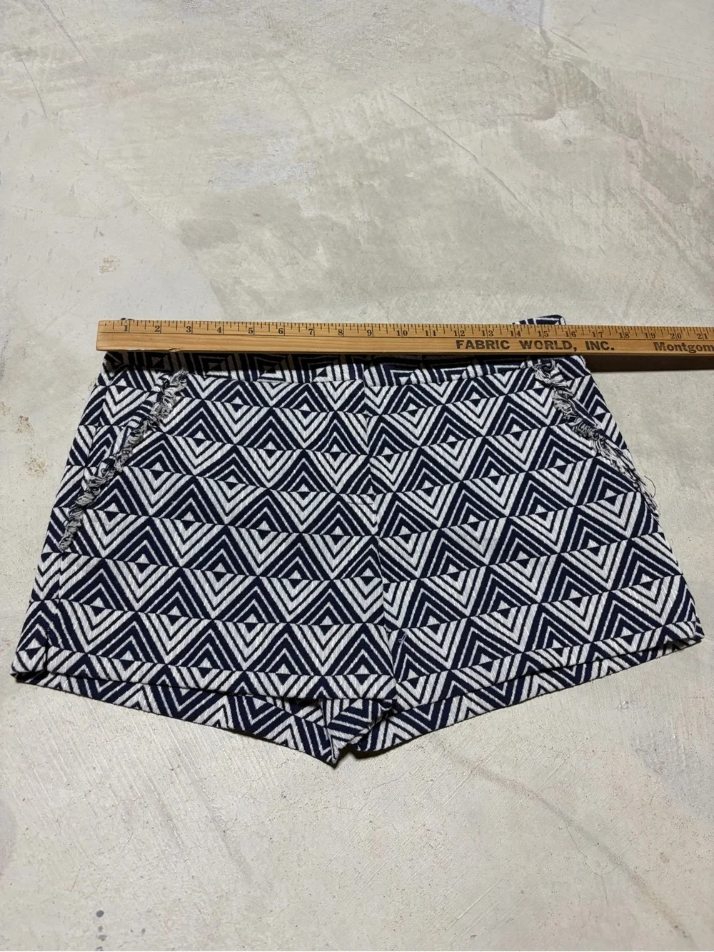 Trina Turk NWT Dael shorts Geometric Pattern Navy 6 MSRP$198